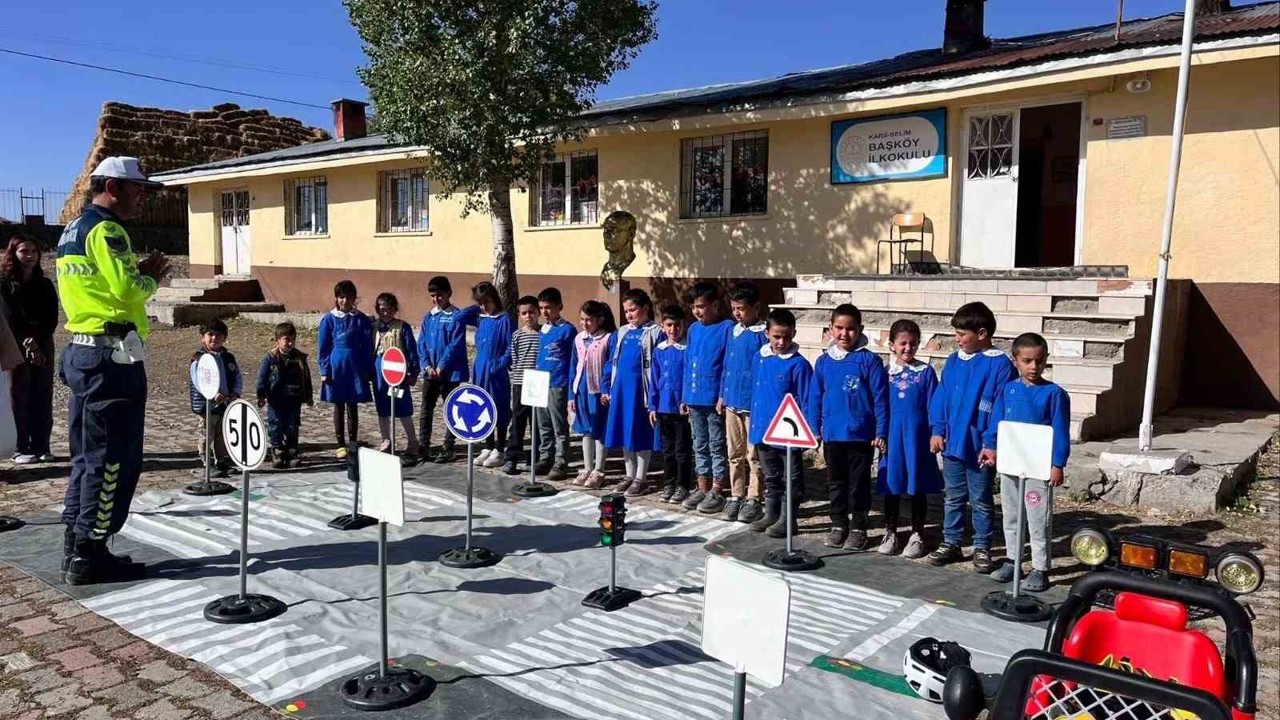 Kars’a jandarmadan öğrencilere yönelik trafik eğitimi
