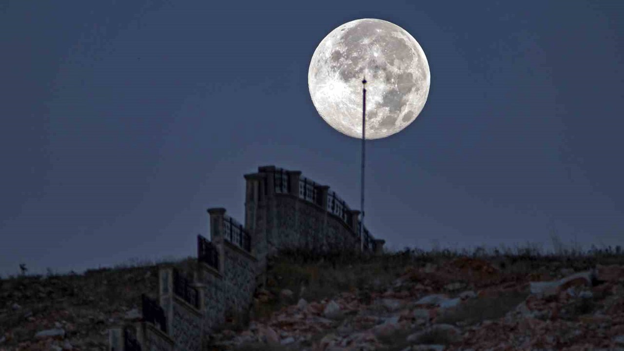 Ay, yılın en yakın anlarında Bitlis’e veda etti
