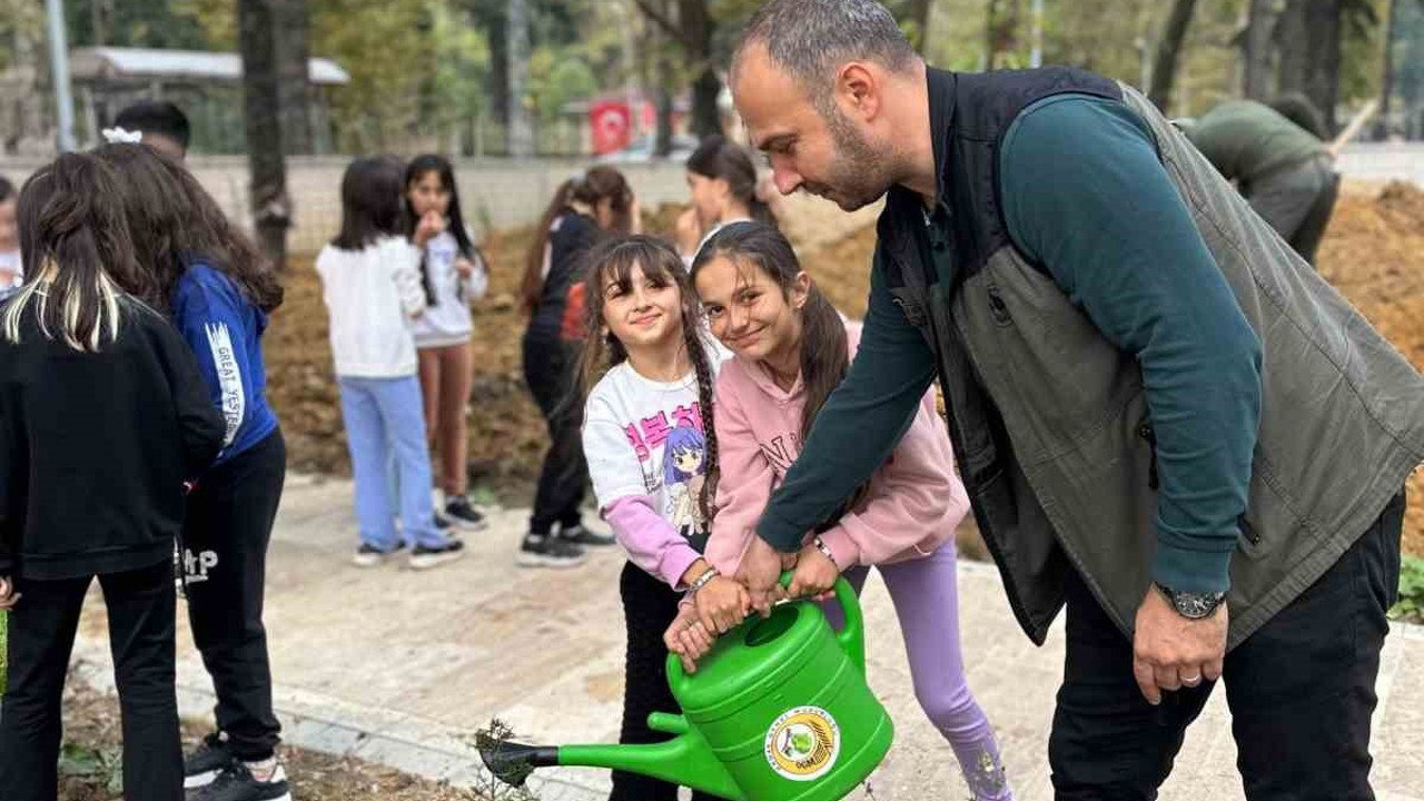 Zonguldak’ta ilkokul öğrencileri fidan dikti
