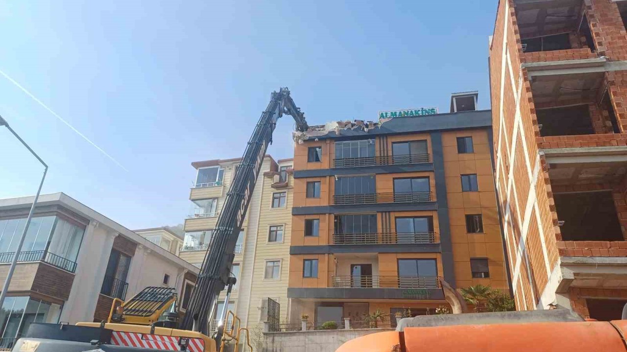 Ordu’da zemini kayan ve çatlaklar oluşan binada yıkım başladı
