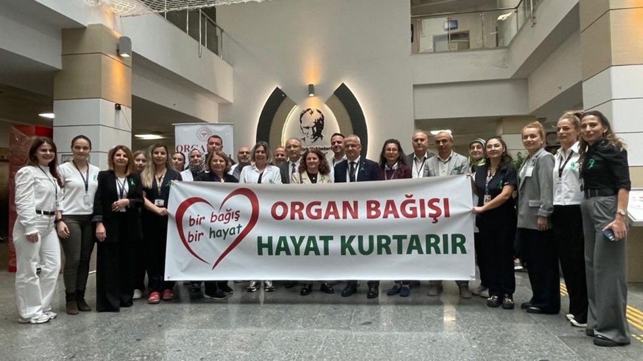 Sağlık çalışanları organ bağışının önemine dikkat çekmek için yeşil kurdele taktı
