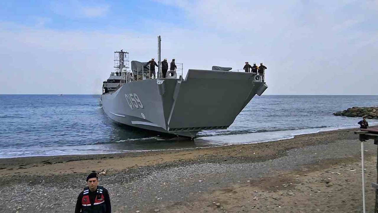 Yeni Tip Çıkarma Gemisi Ç-159 Yalova kıyısında test edildi

