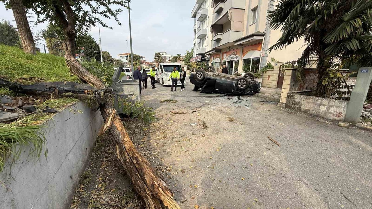 Taklalar atarak hurdaya dönen otomobilden burnu kanamadan çıktı
