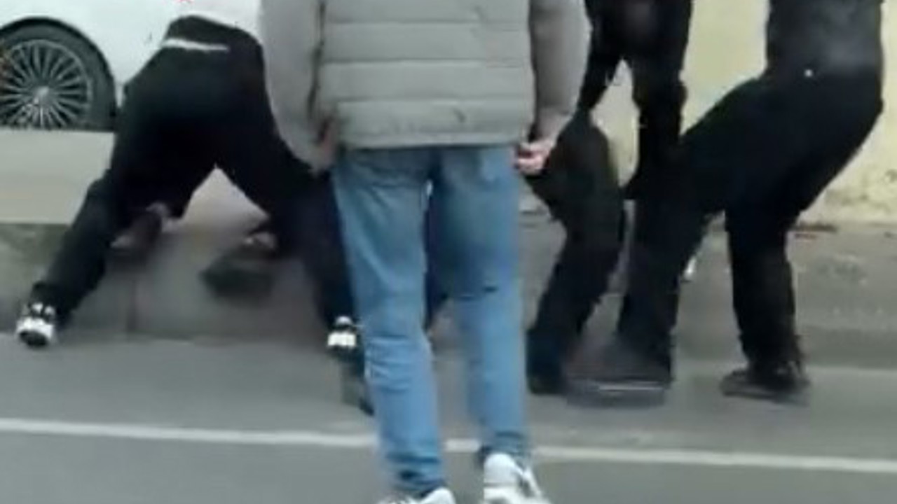 Maltepe E-5’te motorcular arasında çıkan kavgada tekme ve yumruklar havada uçuştu
