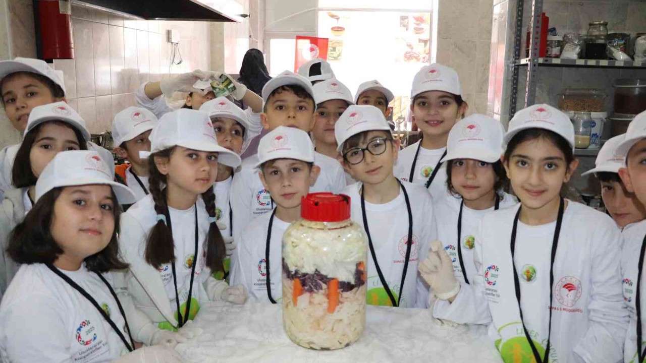 Sivas’ta minikler turşu kurup tarhana paketledi
