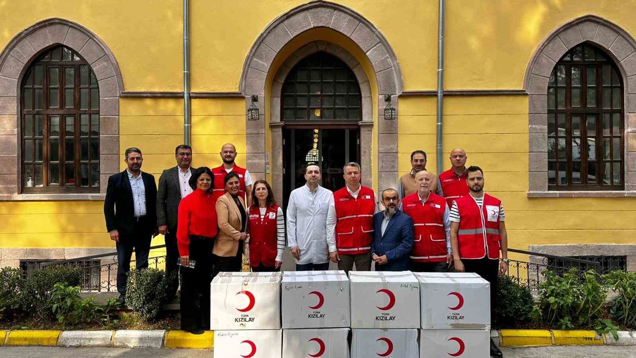 Türk Kızılay Manisa’dan tedavi gören vatandaşlara giysi desteği
