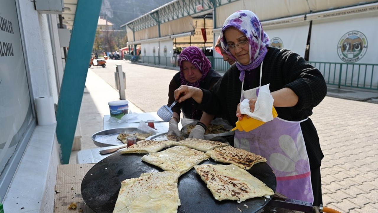 İnönülü kadınlardan gözleme ikramı
