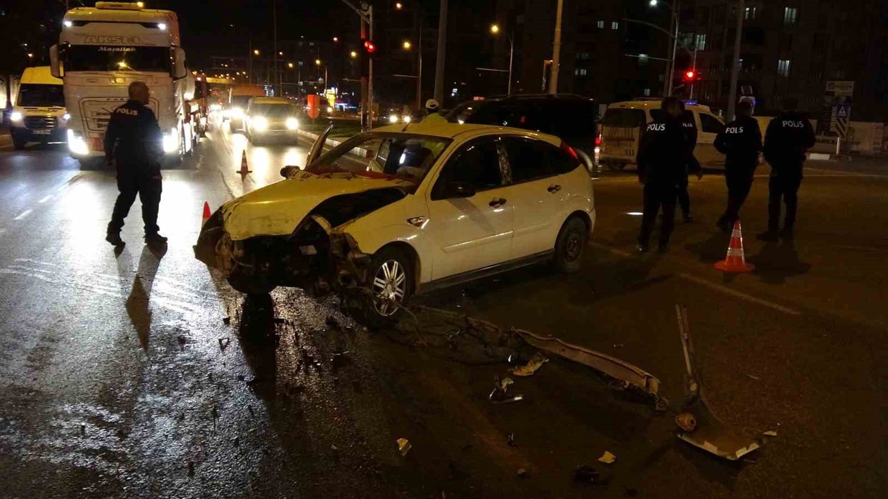Malatya’da iki aracın çarpıştığı kazada ortalık savaş alanına döndü: 3 yaralı
