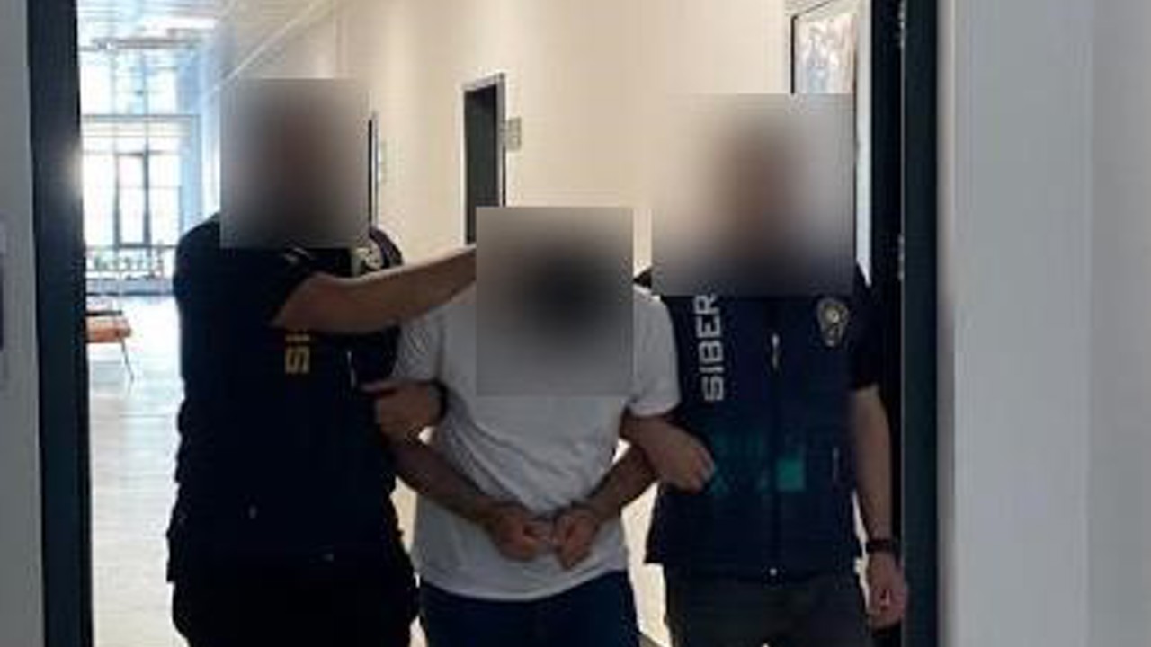 Kimlik bilgilerini çaldıkları vatandaşlar adına sahte kredi kartı çıkaran 2 şüpheli tutuklandı
