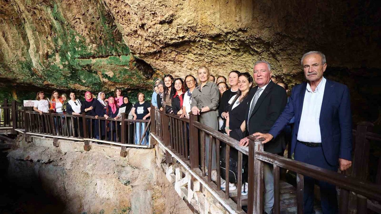 Merkezefendili kadınlar Pamukkale ve Kaklık Mağarasını geziyor
