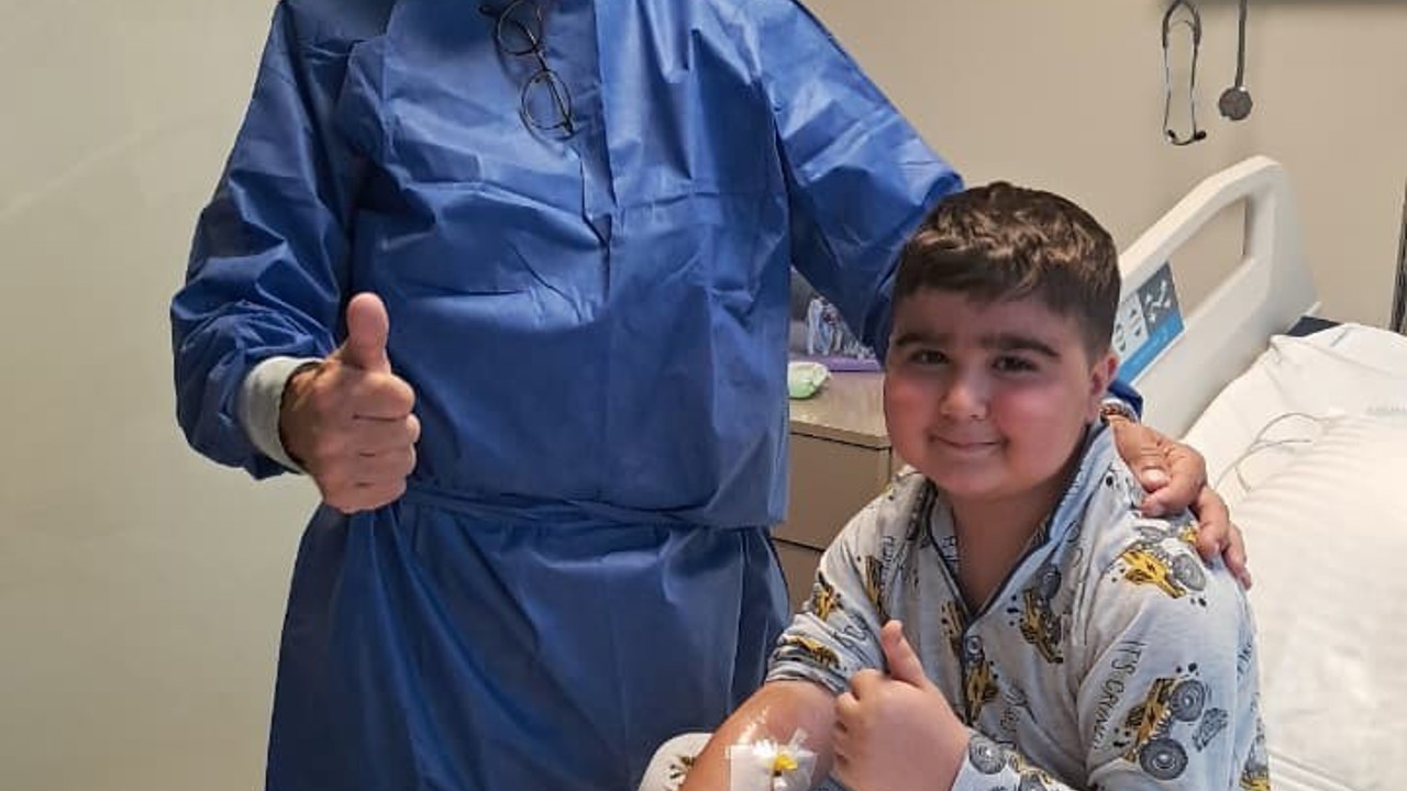 Azerbaycanlı 8 yaşındaki çocuk, kemik iliği nakliyle Türkiye’de hayata tutundu
