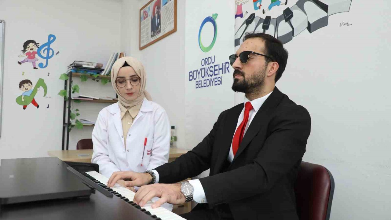 Görmeyen gözlerle değil, hisseden kalple çalıyor
