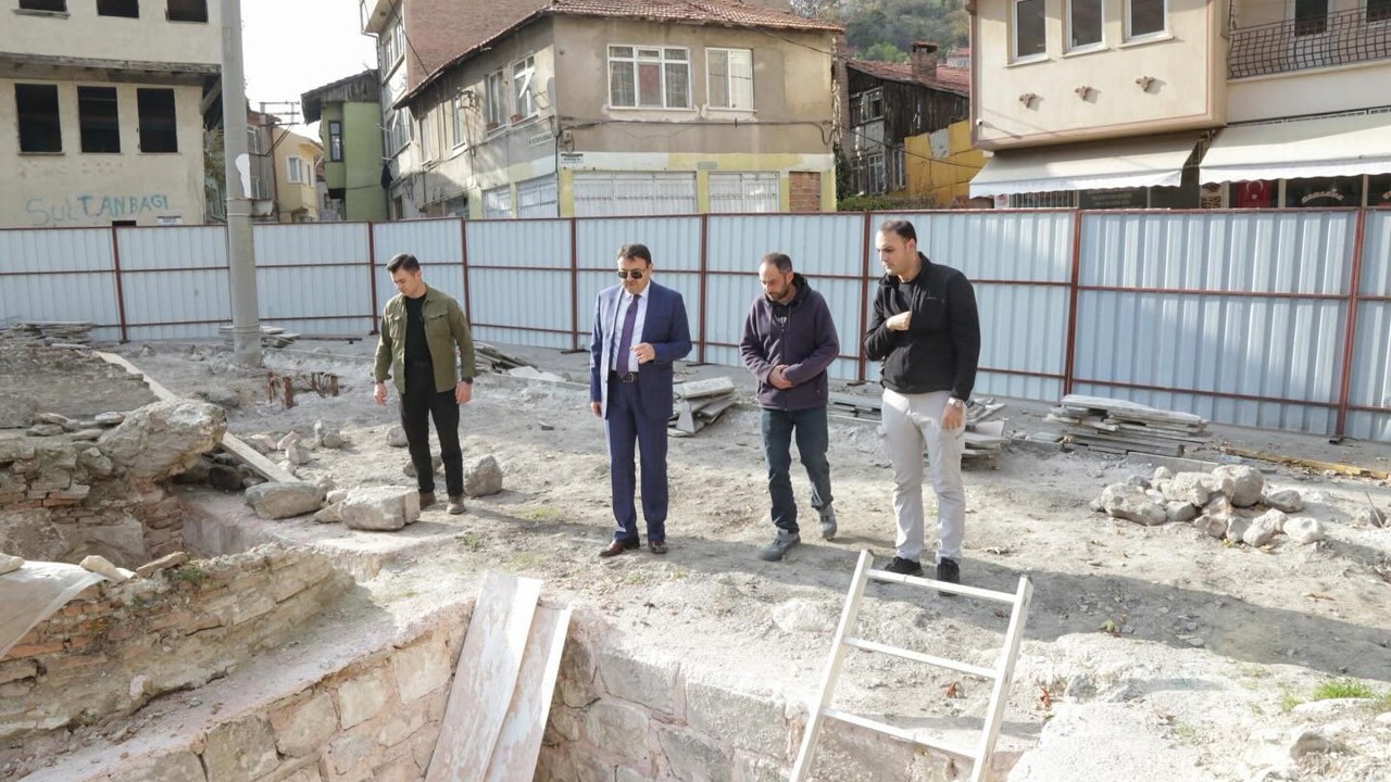 Kütahya Valisi Işın, Yakup Çelebi İmaret Külliyesi restorasyon alanında incelemelerde bulundu
