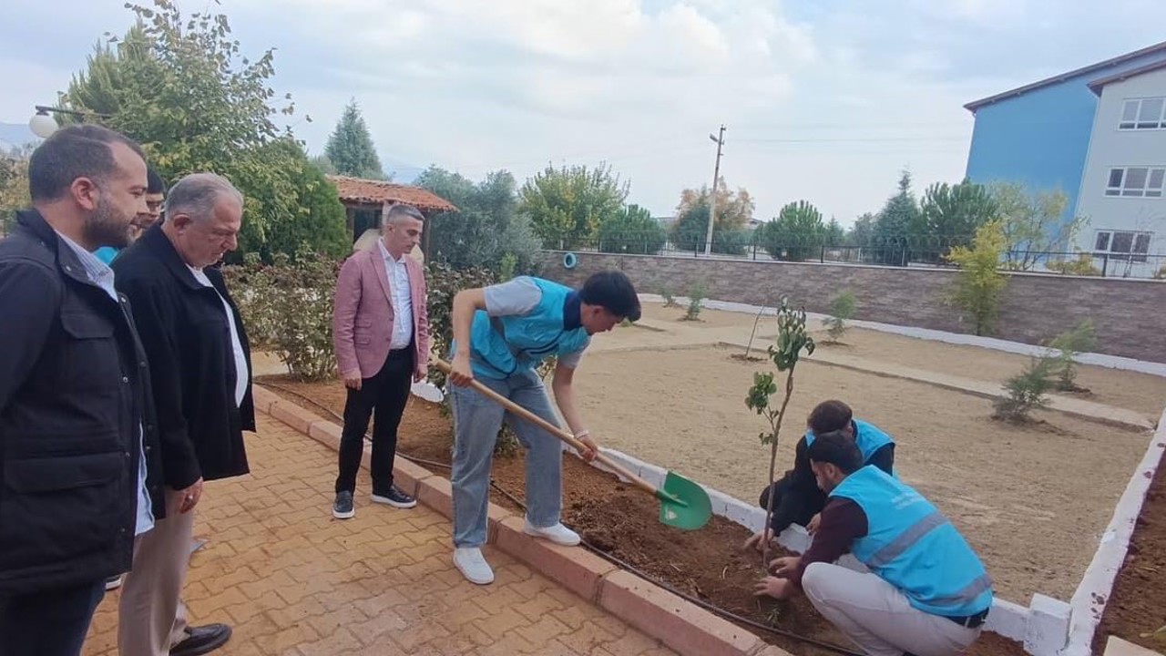Karacasu Belediyesi’nden öğrenci yurdu bahçesine yeşil dokunuş
