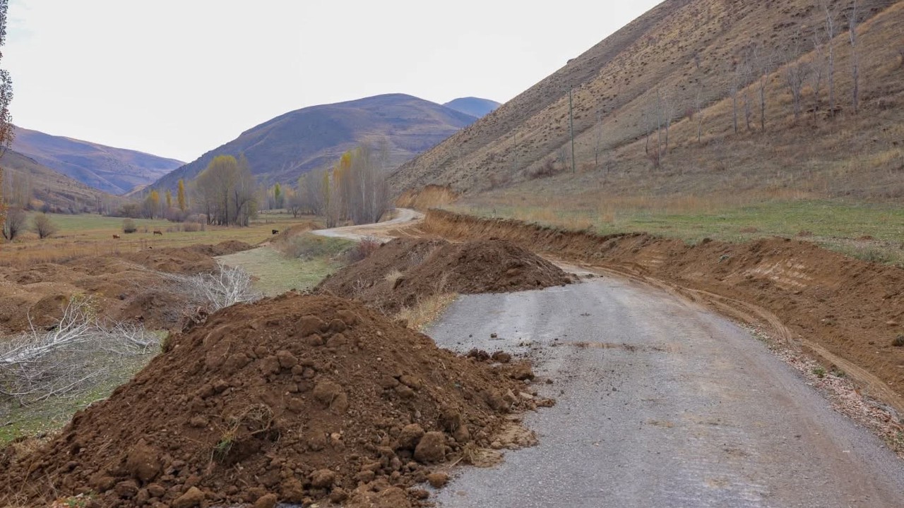 Bayburt’un köy yollarında genişletme çalışmaları devam ediyor
