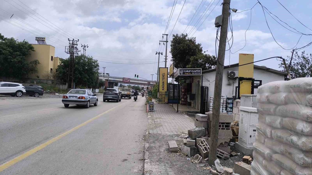 Motosikletin, dönüş yapmak isteyen otomobile ok gibi saplandığı anlar kameraya yansıdı
