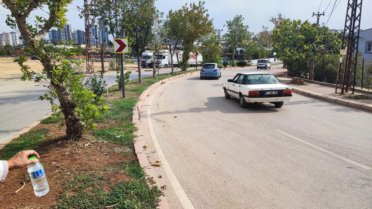 Adana’da keskin viraj tehlikesi: Esnaf kamera taktırdı, kazaları kaydetti
