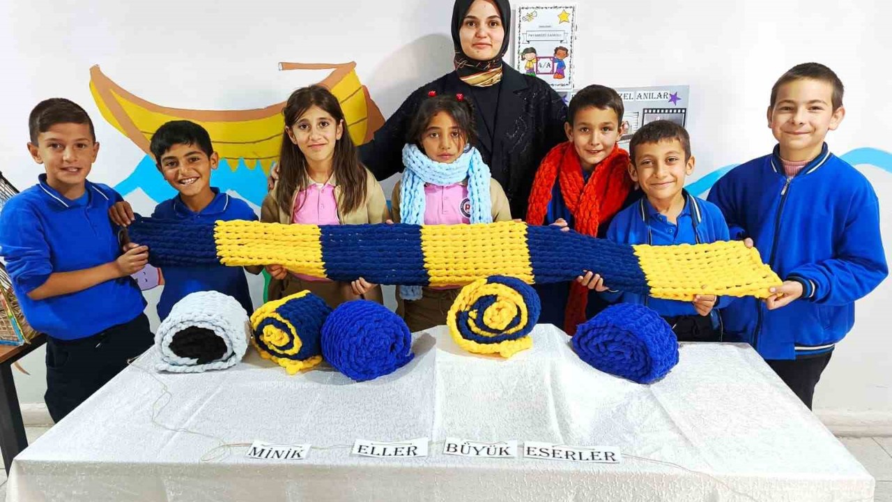 Öğrenciler kendi atkılarını örerek kışa hazırlanıyor
