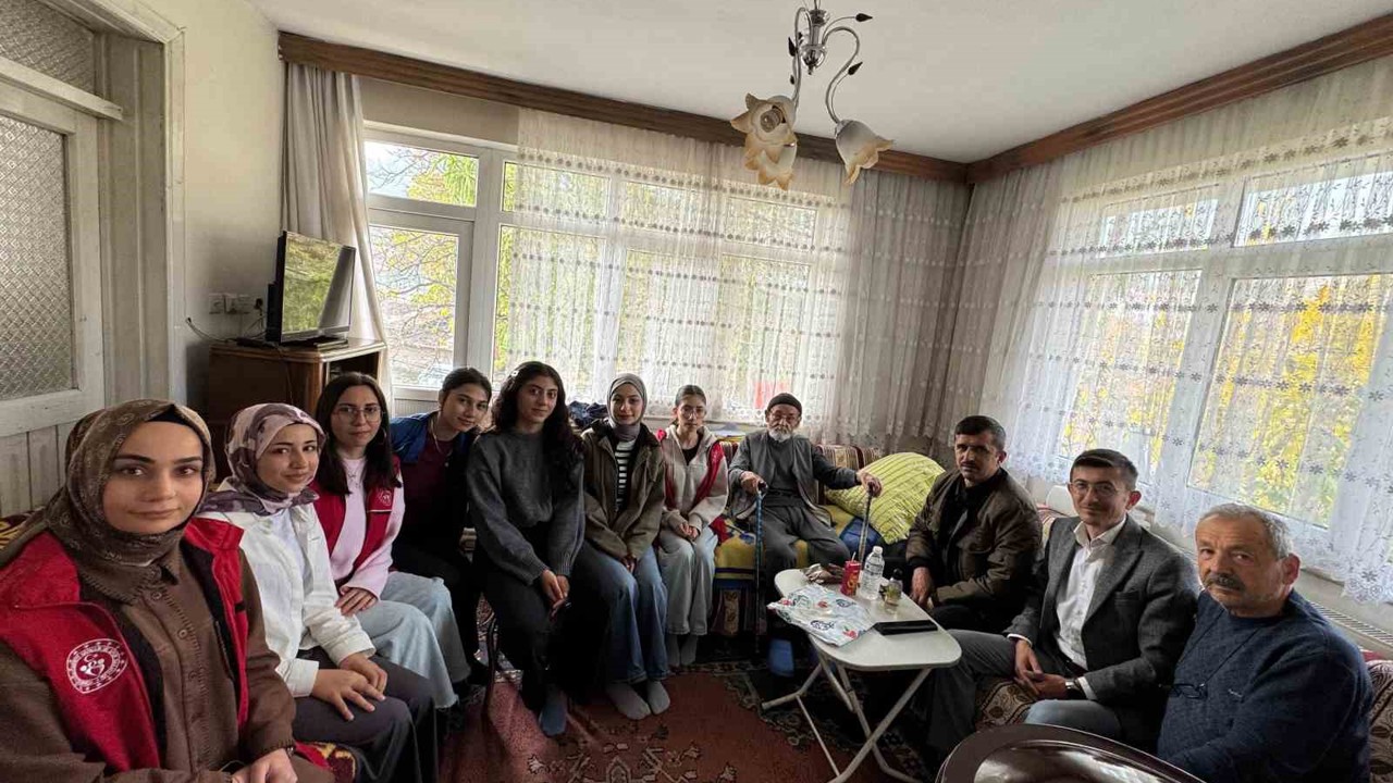 Üniversiteli gençler Bolu’nun asırlık çınarıyla buluştu
