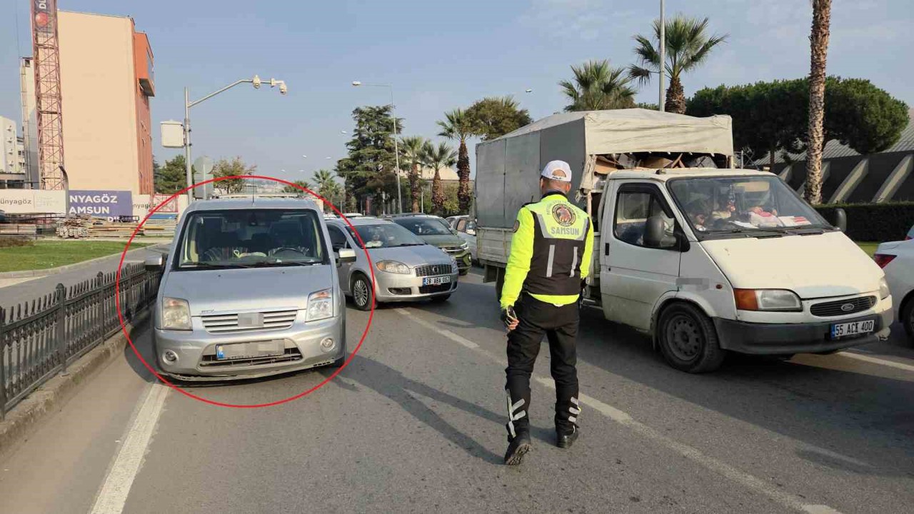Aracını ana yola park ederek "Ceza yazmıyorlar" dedi: İki ceza birden yedi

