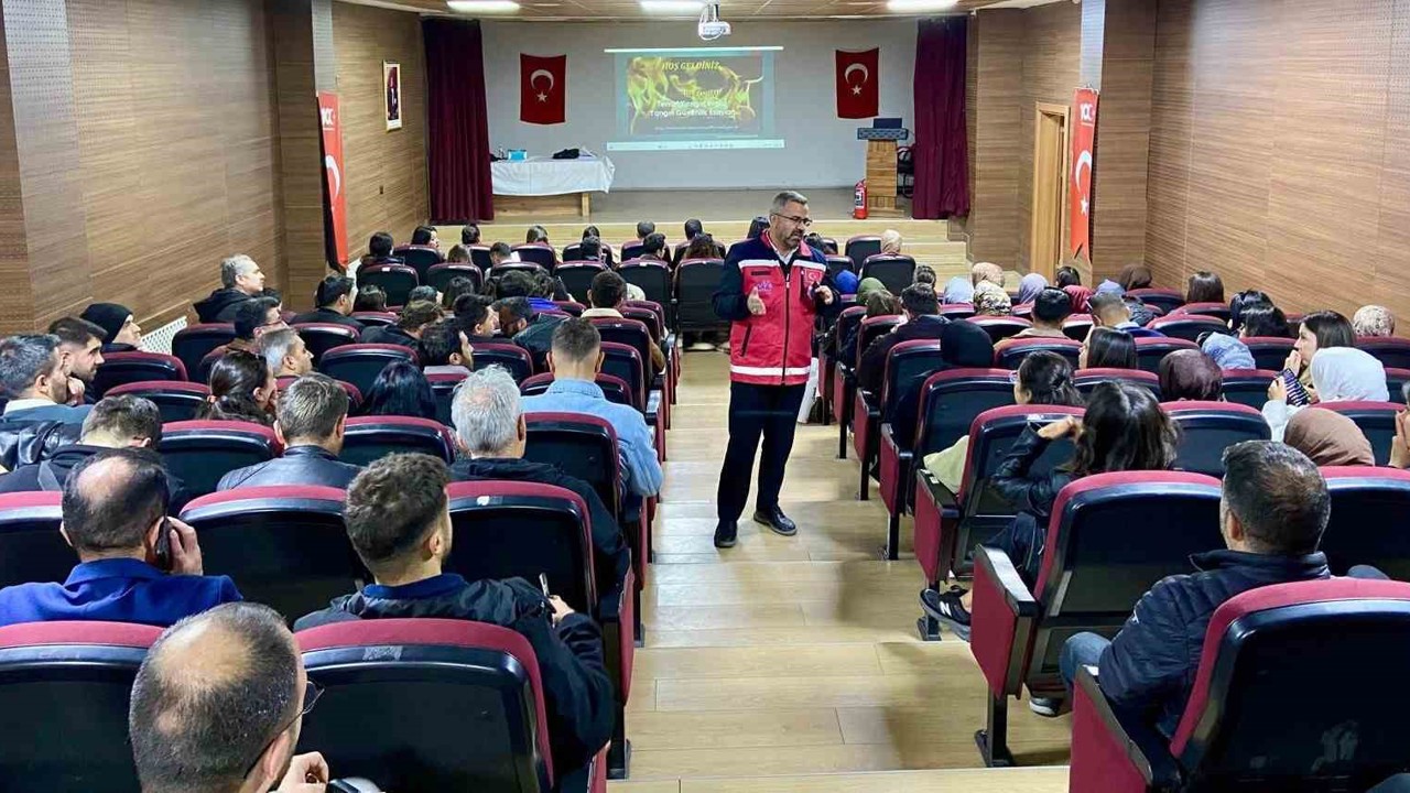 Yüksekova ve Çukurca’daki öğretmenlere acil durum eğitimi
