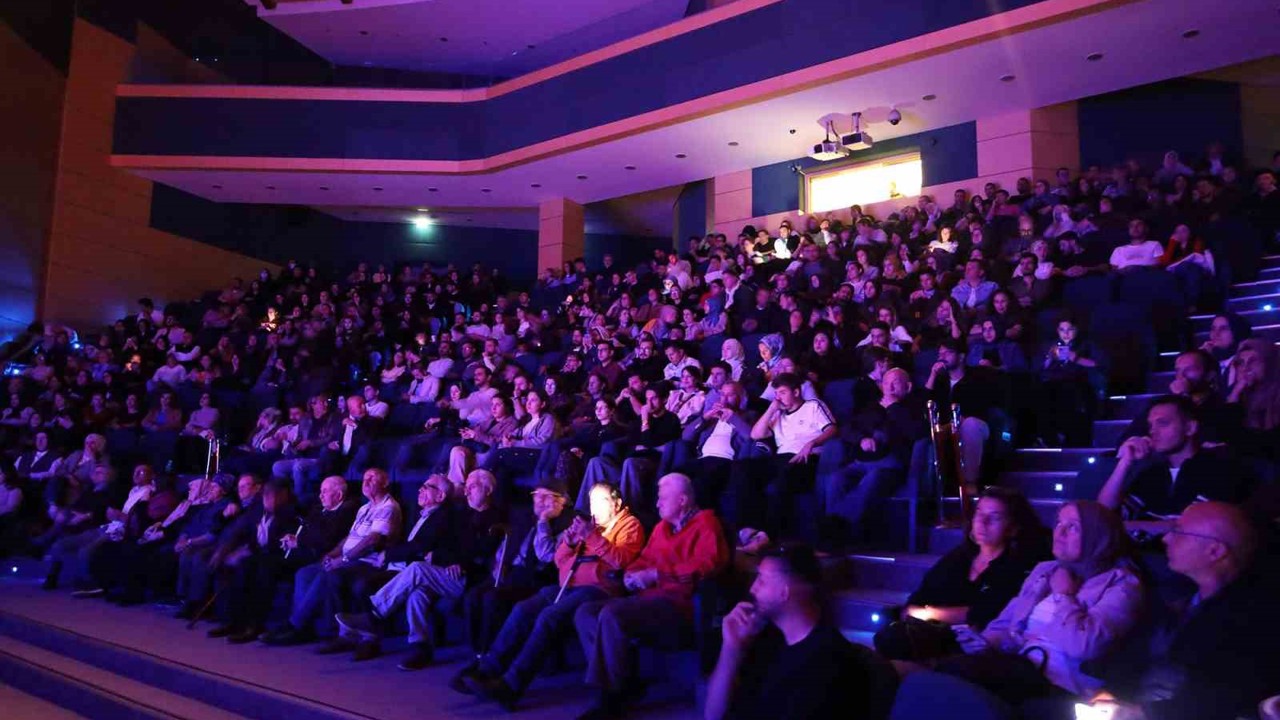 "Deli İbram Divanı" oyunu yoğun ilgiyle sahnelendi
