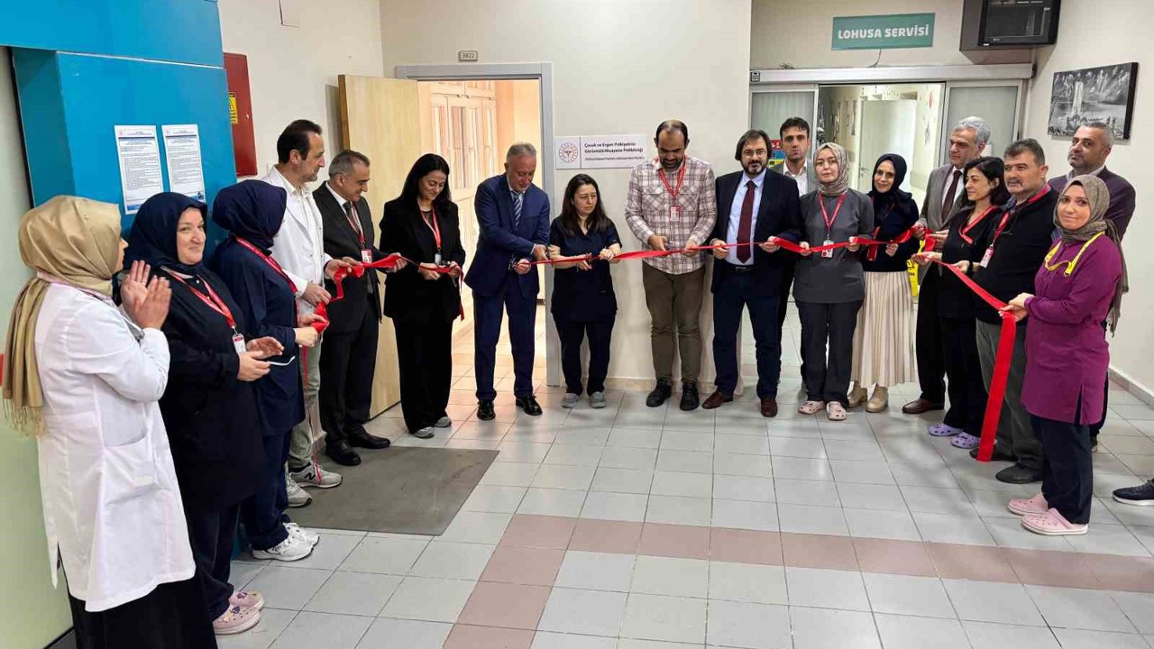 Oda küçük, tören büyük
