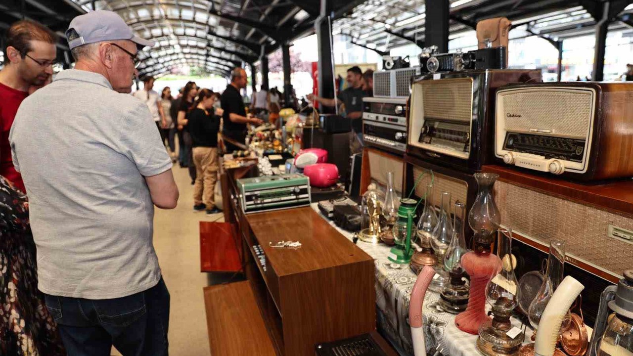 Antikacılar kendi yerinde kendi gününde
