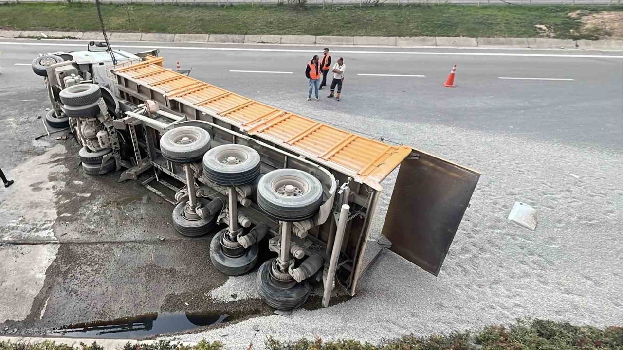TEM Otoyolu’nda mıcır yüklü kamyon devrildi: 1 yaralı
