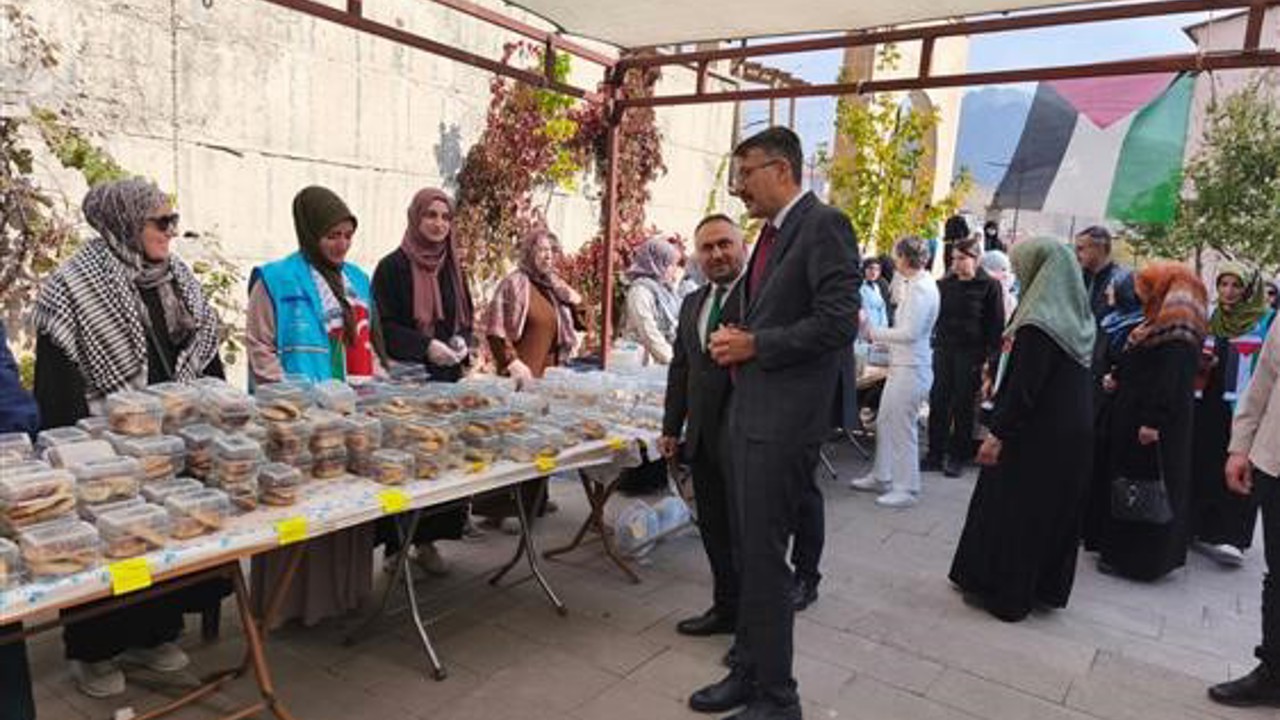 Hakkari’de Gazze yararına hayır çarşısı kuruldu
