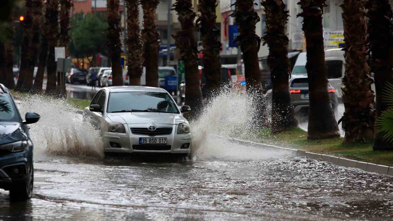 Antalya’da şiddetli yağış ve yıldırımlar etkili oldu
