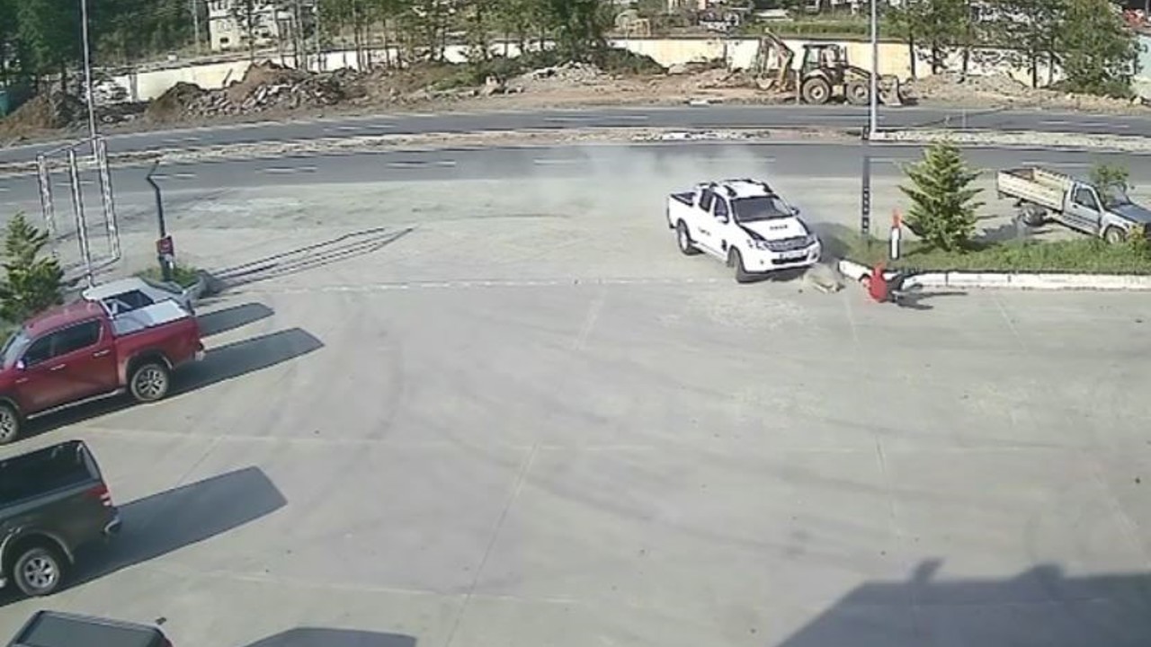 Artvin’de akaryakıt istasyonu çalışanına kamyonet çarptı
