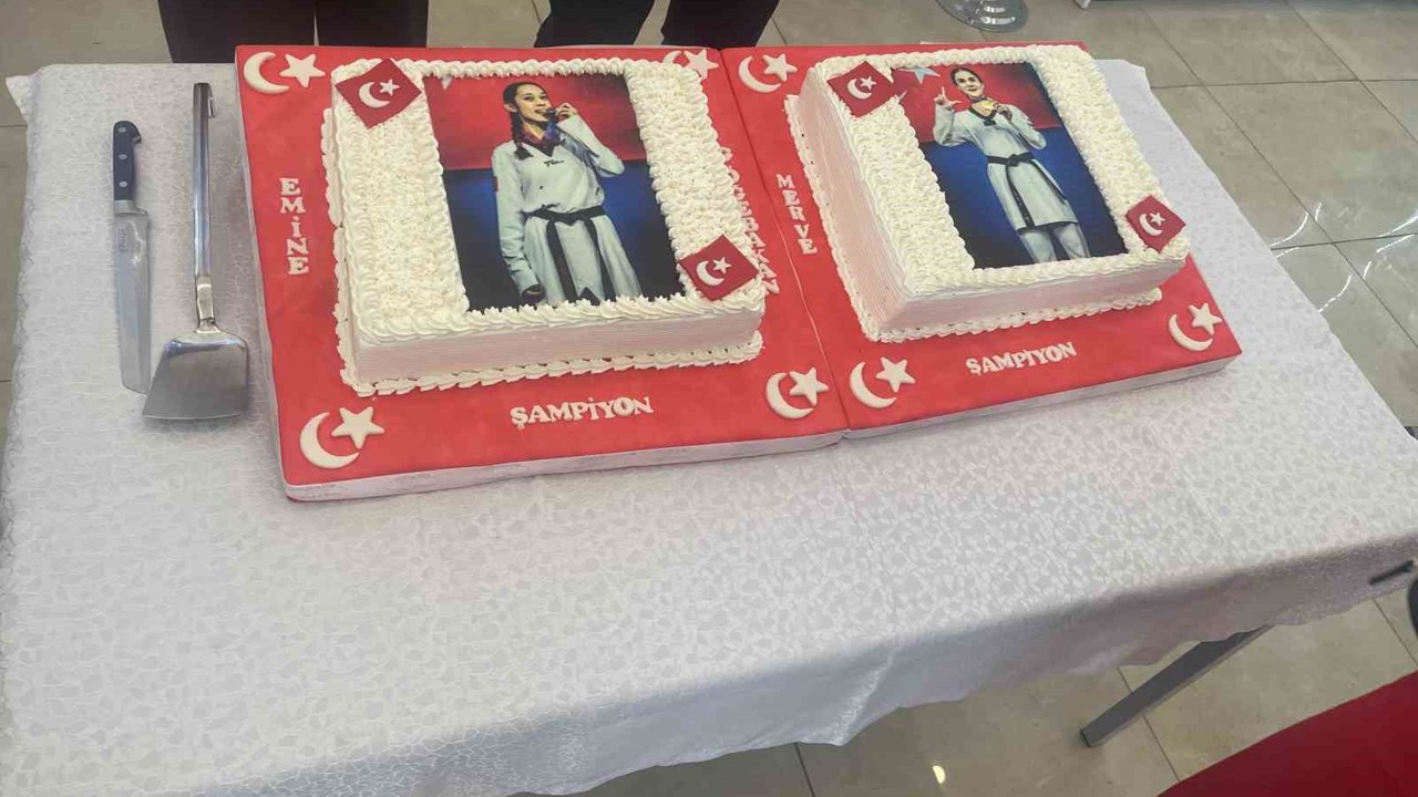 ASKİ Spor Kulübü, dünya şampiyonu sporcular için kutlama pastası kesti

