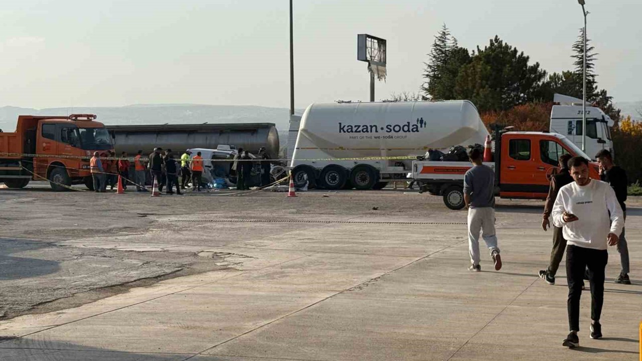 Ankara’da otomobil tır çekicisine çarptı: 3 kişilik aile hayatını kaybetti
