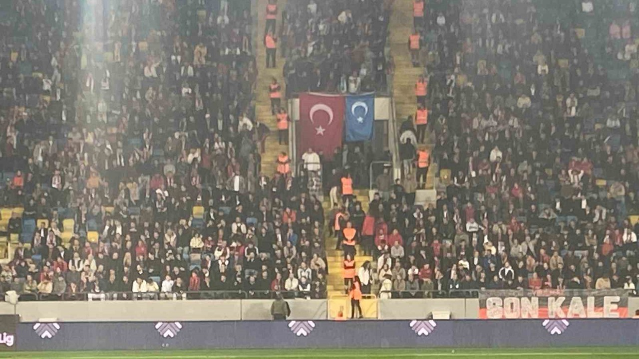 Gençlerbirliği taraftarları tribüne Doğu Türkistan bayrağı astı
