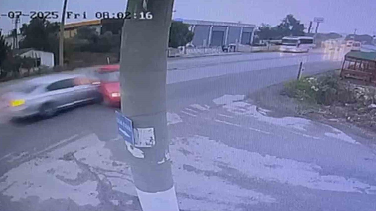Kemalpaşa’da feci trafik kazası kamerada: 2 ölü, 4 yaralı
