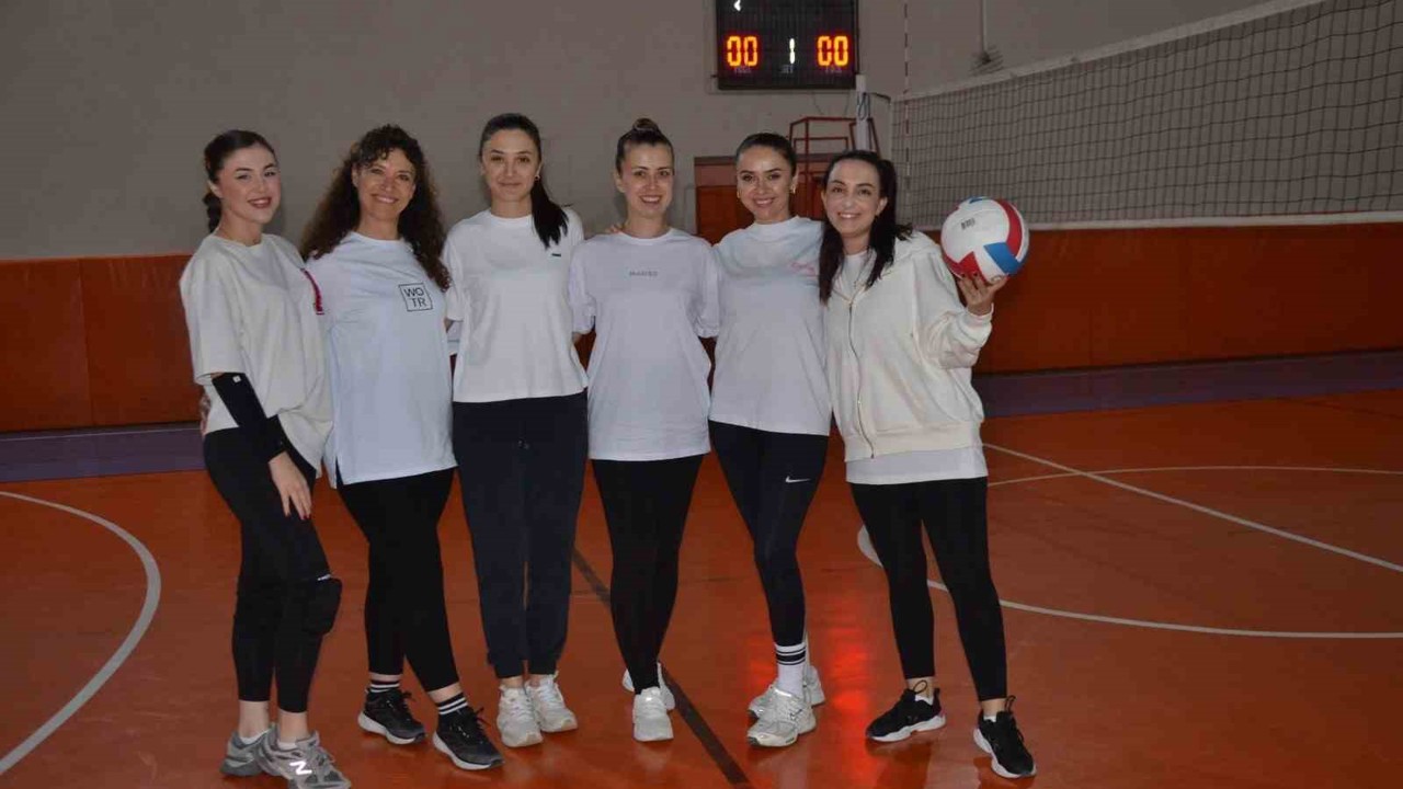 Kadın öğretmenlerden oluşan voleybol takımı erkeklere meydan okuyor
