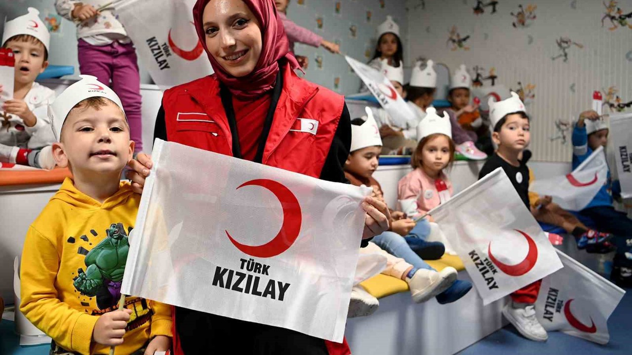 Kuşadası Belediyesi Çocuk Gelişim Merkezi’nde miniklere Kızılay anlatıldı

