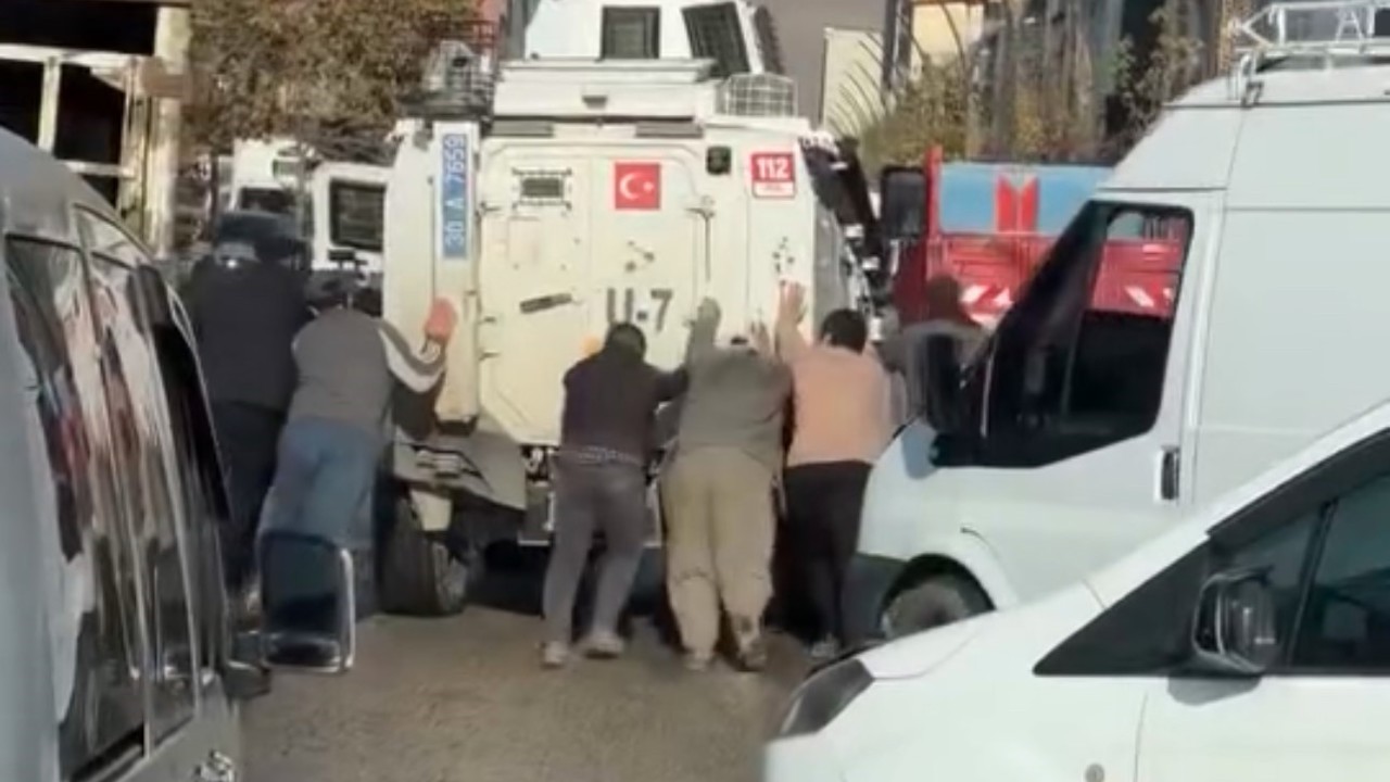 Yüksekova’da görenleri gülümseten anlar: Arızalan zırhlı araca vatandaş imecesi
