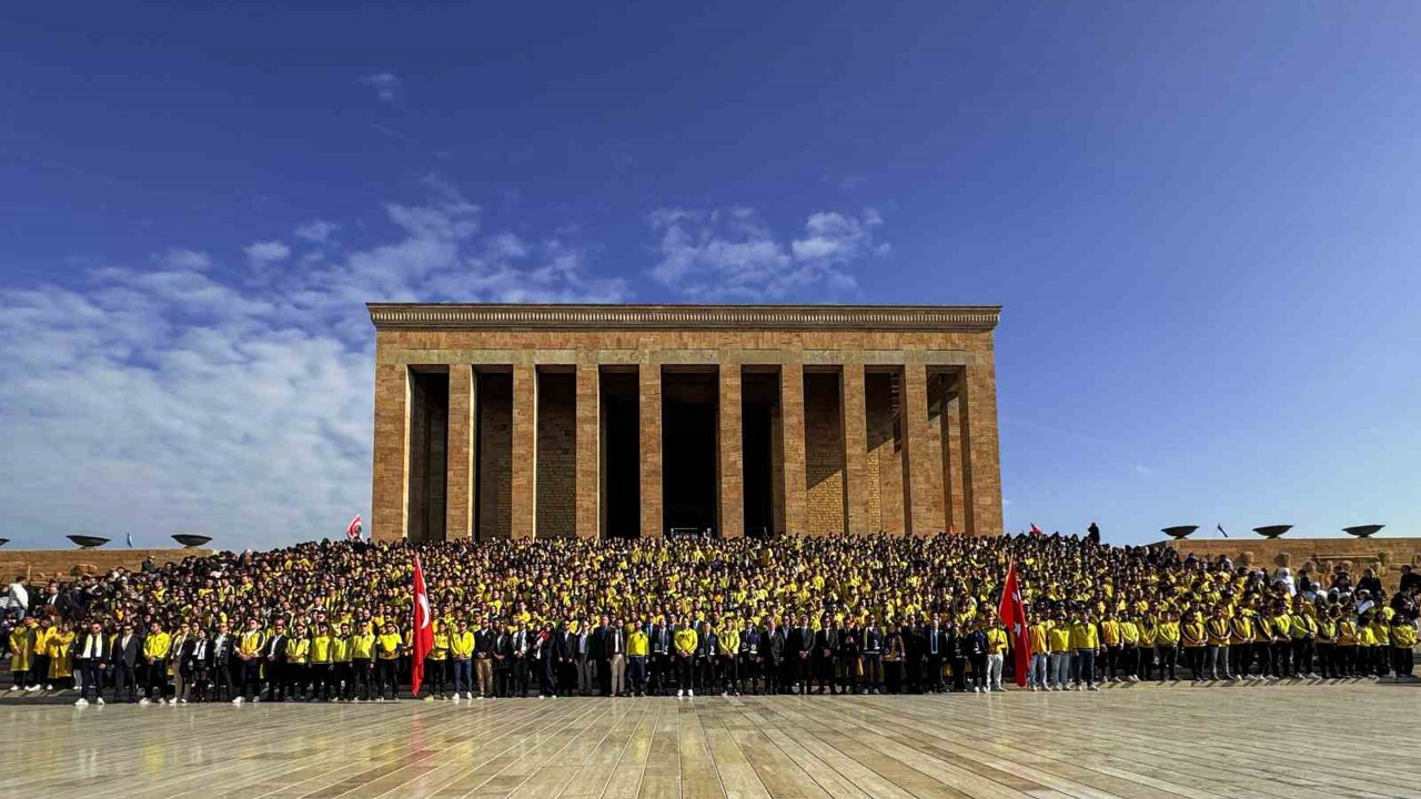 Fenerbahçeli taraftarlar, Anıtkabir’i ziyaret etti
