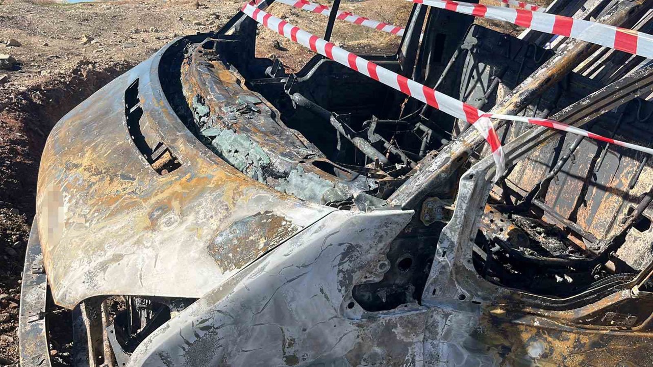 Alev alev yanan mutfak tüpü yüklü kamyonet küle döndü
