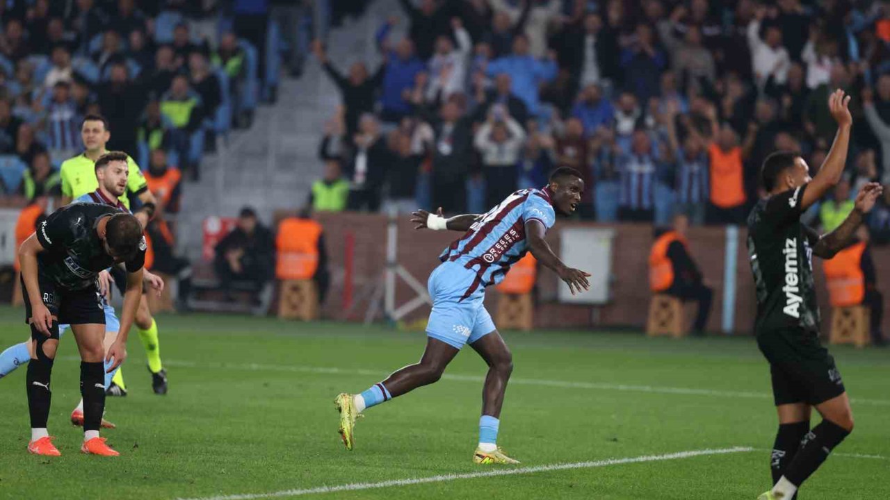 Trendyol Süper Lig: Trabzonspor: 1 - Alanyaspor: 0 (İlk yarı)
