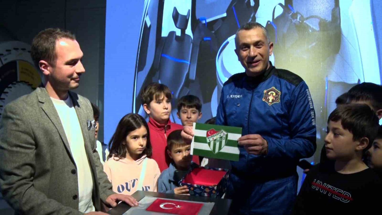 Türkiye’nin 3’üncü astronotu Gökhan Erdem uzaya çıkardığı Bursaspor bayrağını GUHEM’e teslim etti
