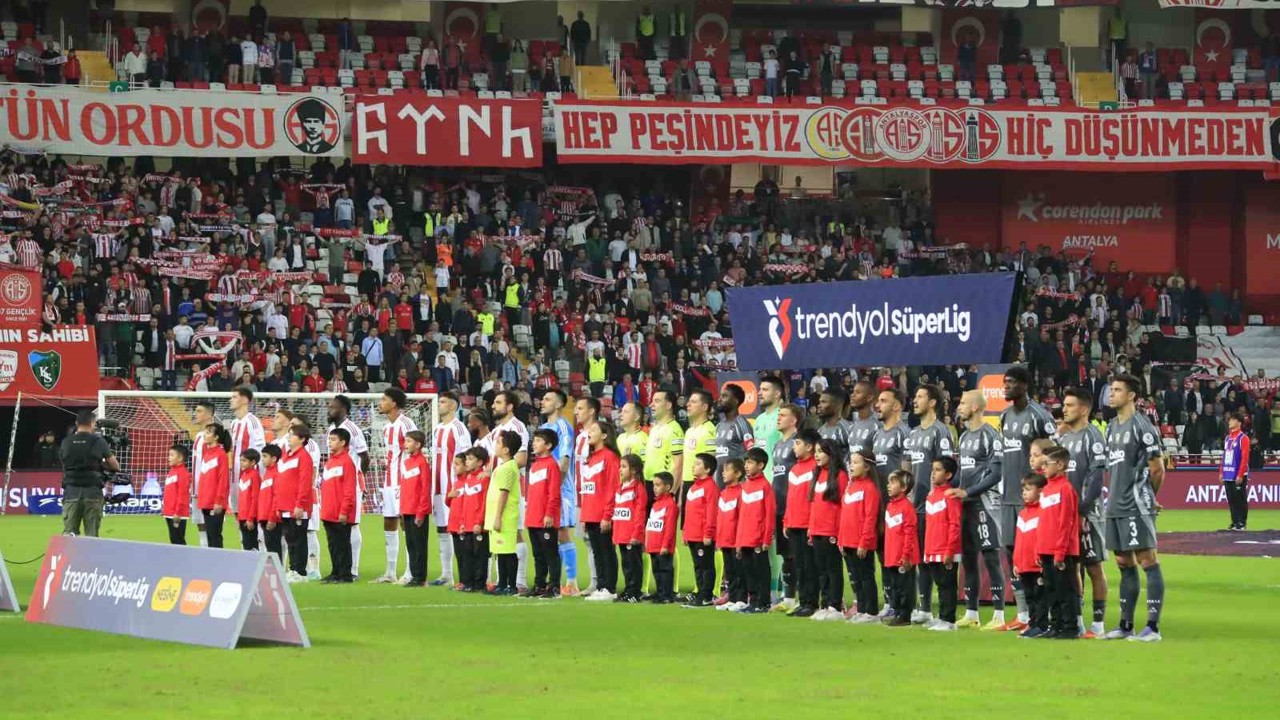 Trendyol Süper Lig: Antalyaspor: 0 - Beşiktaş: 1 (Maç devam ediyor)
