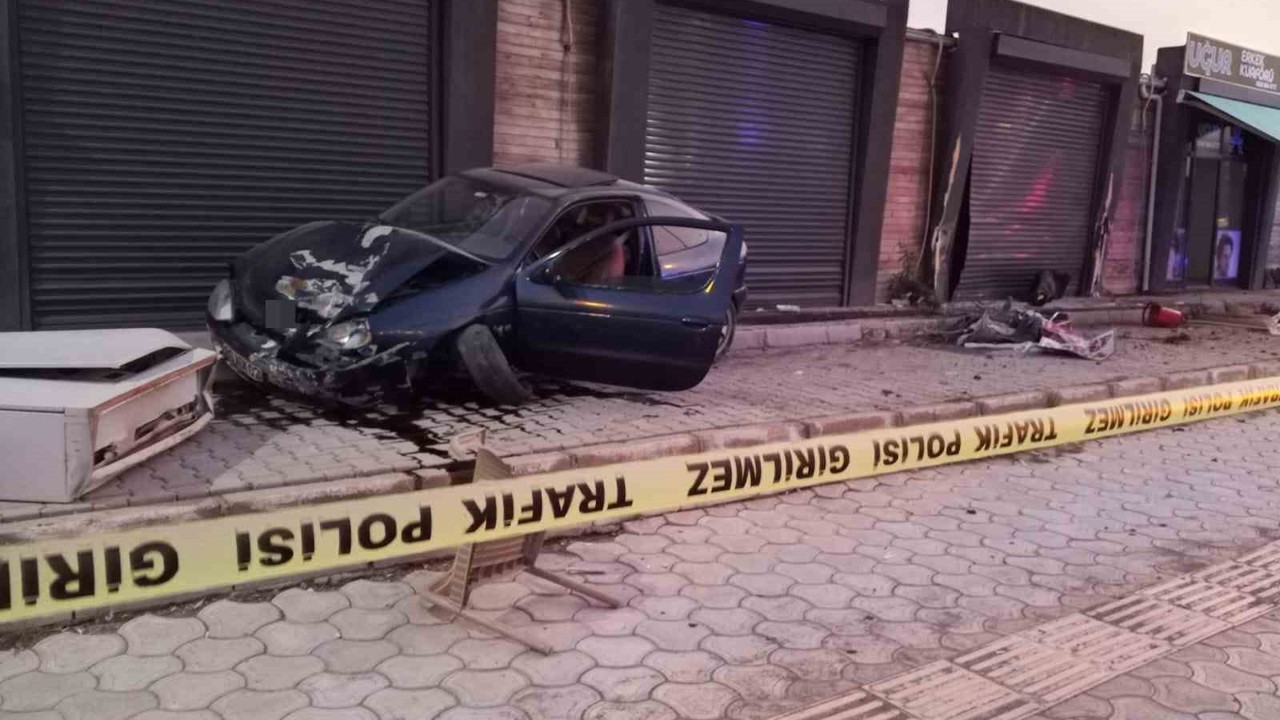 Hatay’da otomobil kaldırımdaki çocuğa çarptı
