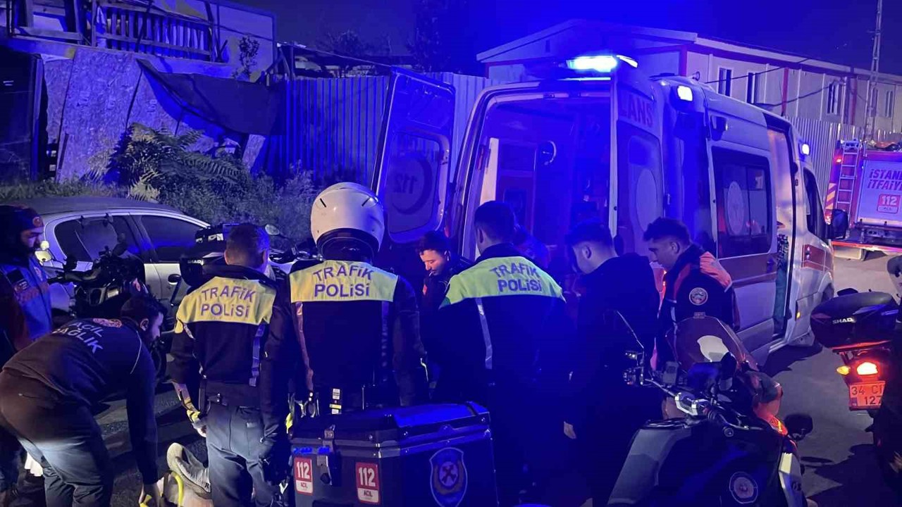 Sarıyer’de otomobil bir araca çarpıp, motosikletin üzerine devrildi: 2 yaralı
