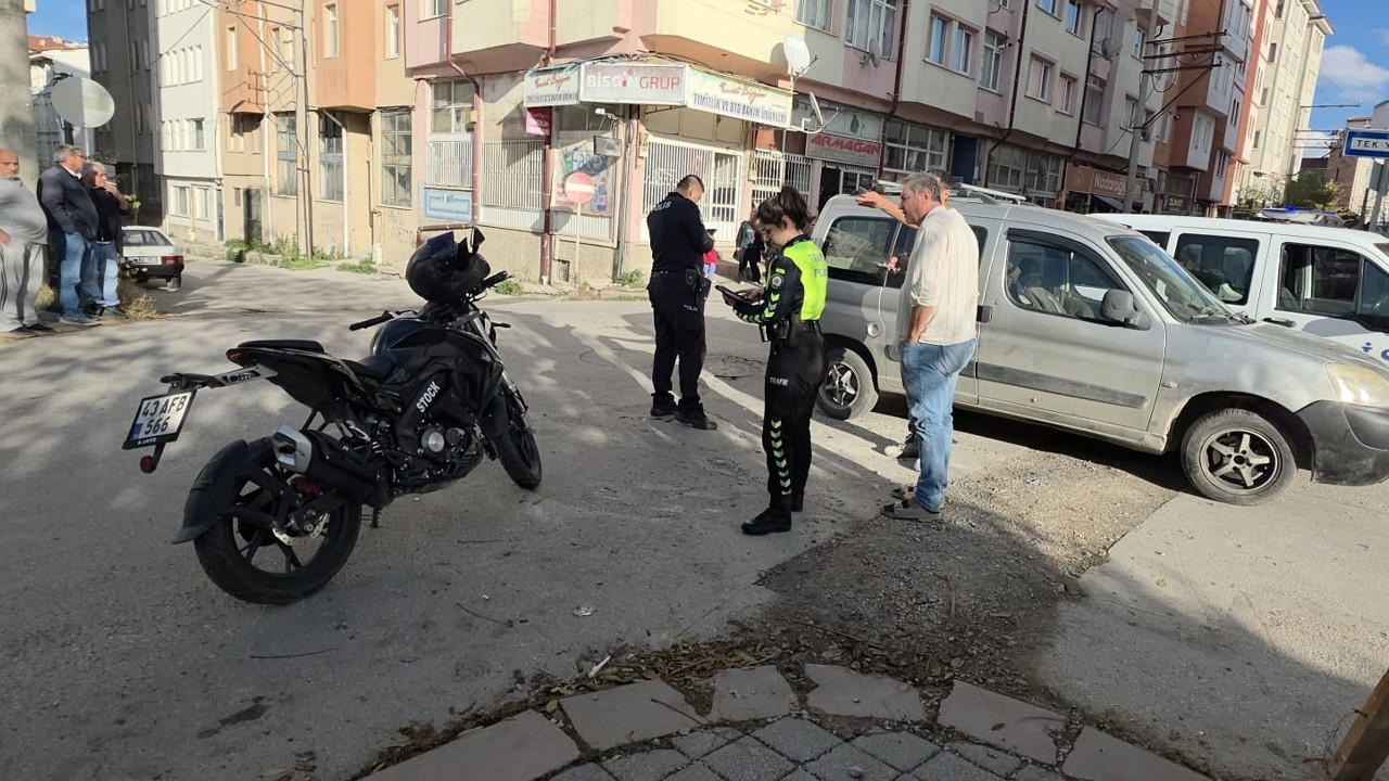 Kütahya’da hafif ticari araç ile motosiklet çarpıştı: 1 yaralı
