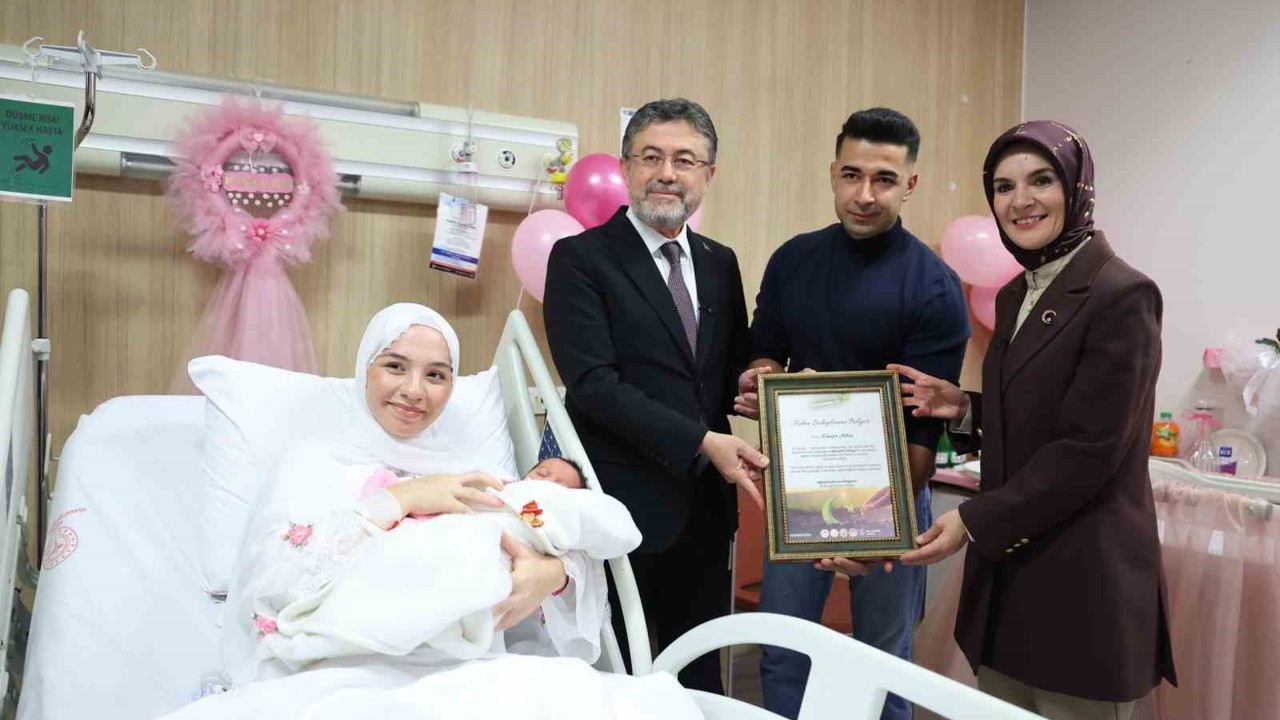 Bakanlar Göktaş ve Yumaklı’dan "Her Aile 1 Fidan Sevdamız Yeşil Vatan" kampanyası kapsamında yeni doğan bebeklere ziyaret
