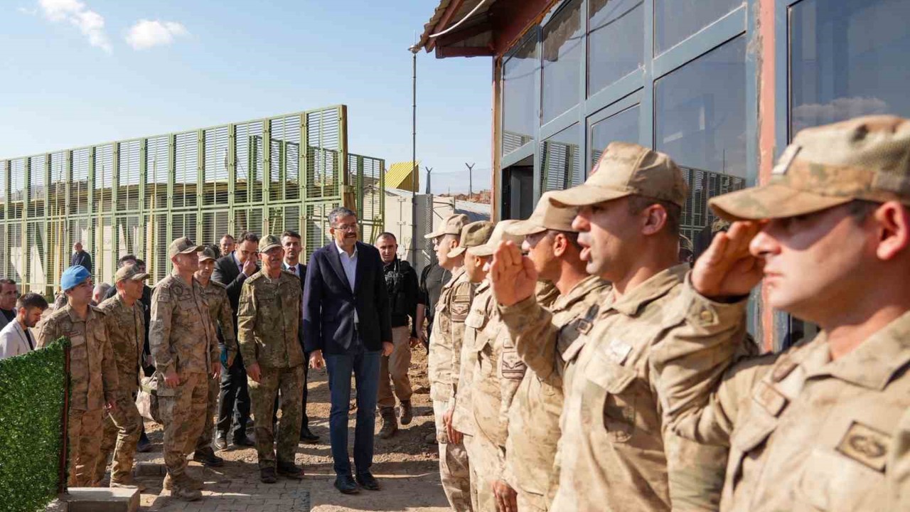 2. Ordu Komutanı Korgeneral Topaloğlu sınırdaki üs bölgelerini ziyaret etti
