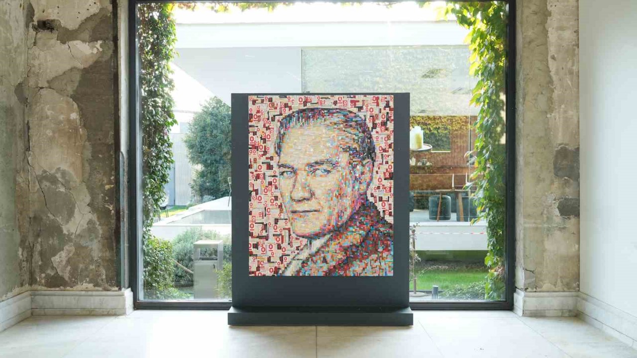 Sanatçı Deniz Sağdıç’tan Espressolab malzemeleriyle ileri dönüşüm Atatürk portresi
